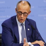 Le gouvernement allemand va augmenter le salaire minimum légal dans le pays en 2026 et 2027. Ici, le chancelier allemand Friedrich Merz. (archive) KEYSTONE/AP/Omar Havana